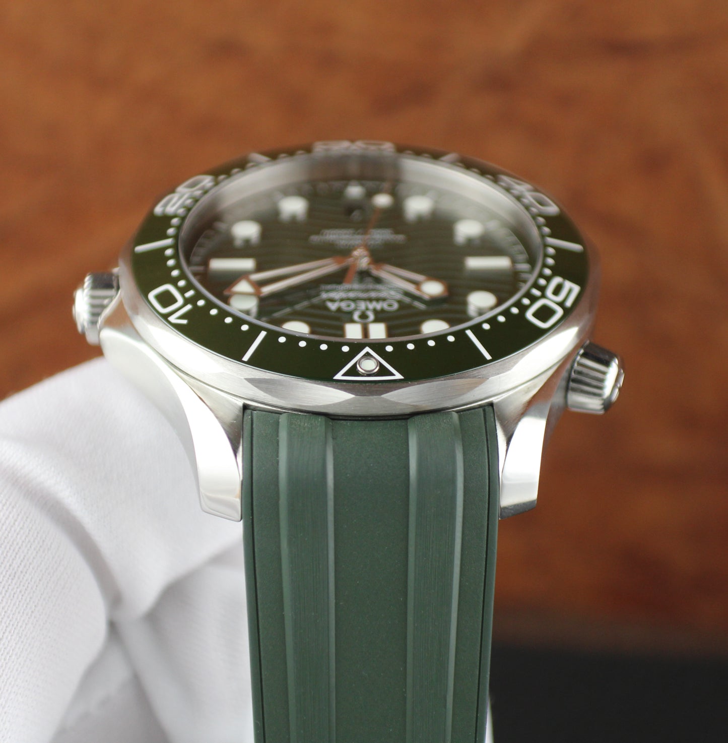 OMEGA Seamaster Diver 300M 210.30.42.20.10.001 Green “Seaweed” Rubber Tang