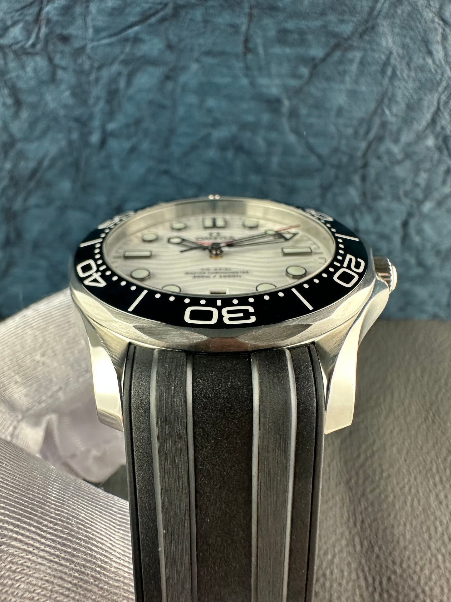 OMEGA Seamaster Diver 300M 210.32.42.20.04.001 Box & Papers Warranty
