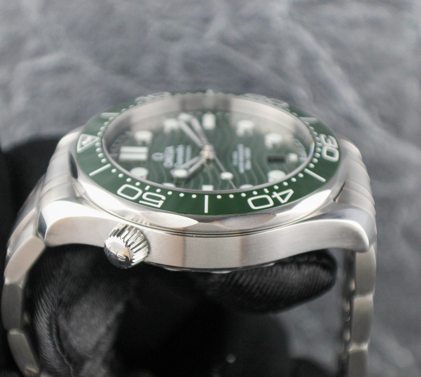 OMEGA Seamaster Diver 300M 210.30.42.20.10.001 Green “Seaweed” Steel & Rubber Deployant