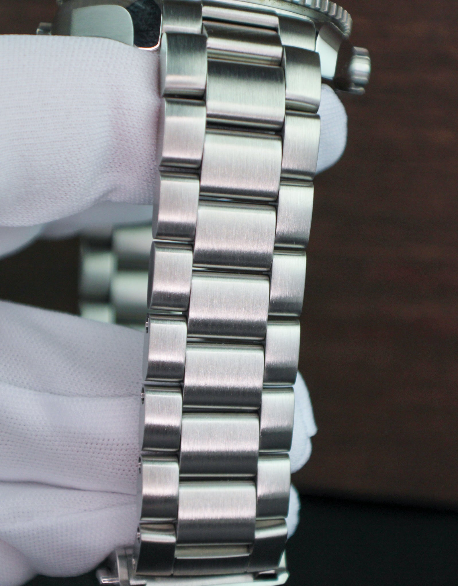 OMEGA Seamaster Planet Ocean 600M 215.30.40.20.04.001 White Dial Ceramic