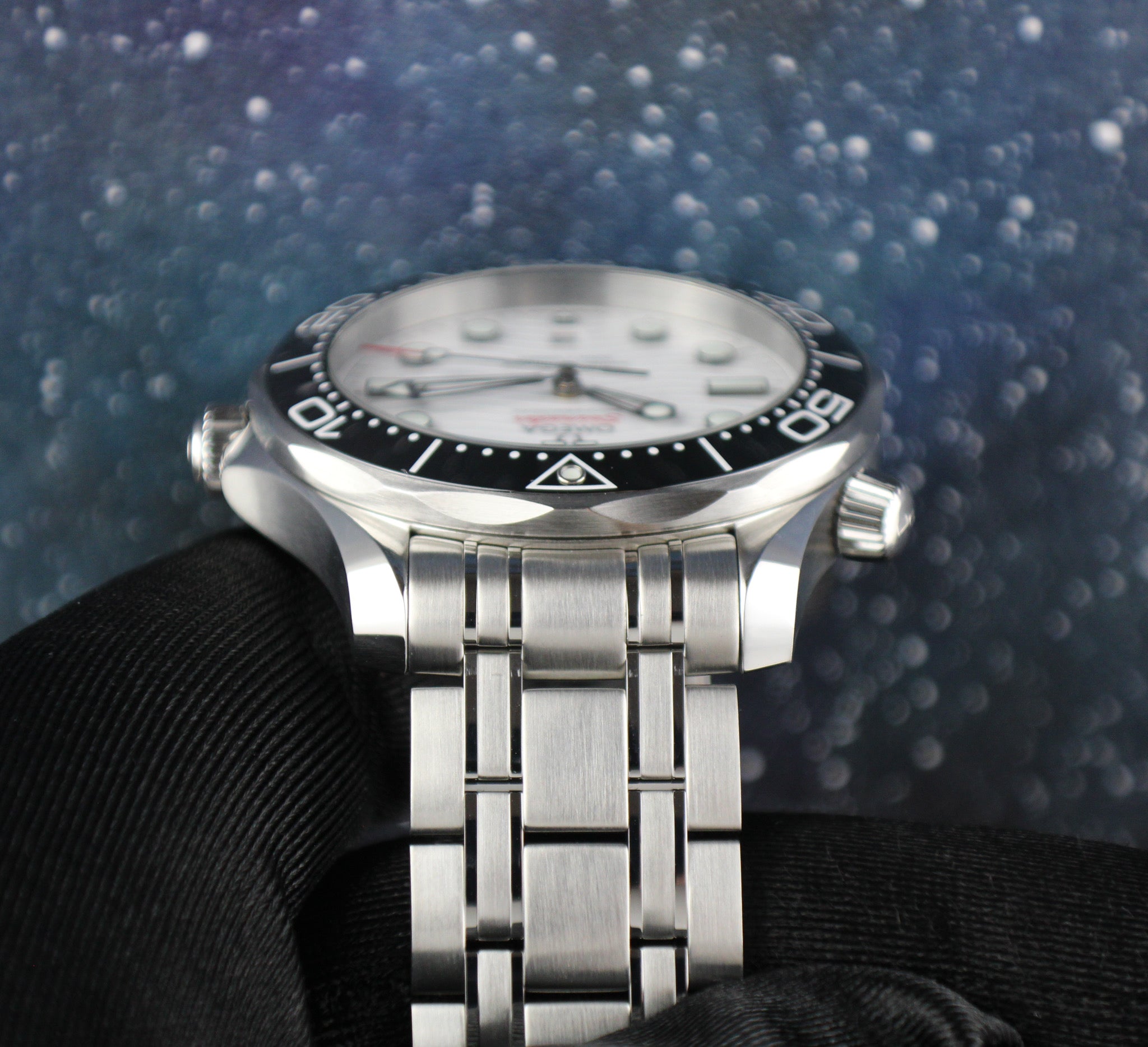 2025 OMEGA Seamaster Diver 300M 210.30.42.20.04.001 White Dial Steel & OEM Nato