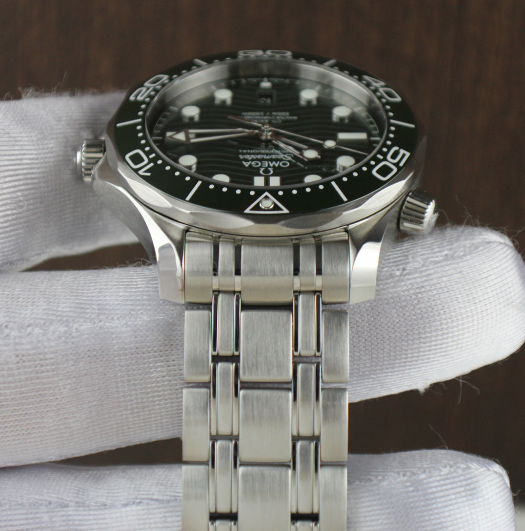 2025 OMEGA Seamaster Diver 300M 210.30.42.20.10.001 Green “Seaweed”