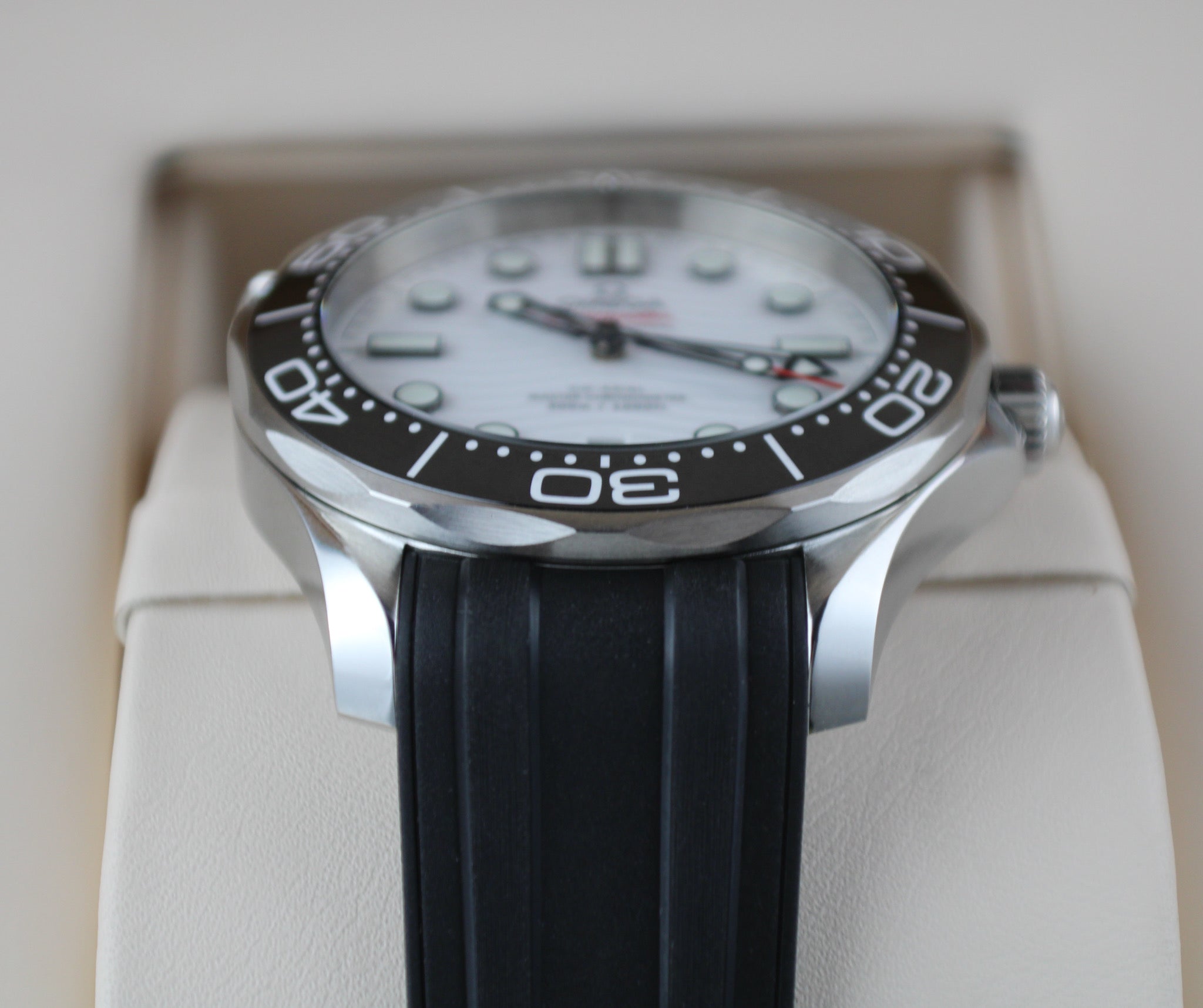 OMEGA Seamaster Diver 300M 210.32.42.20.04.001 White Dial Box & Papers