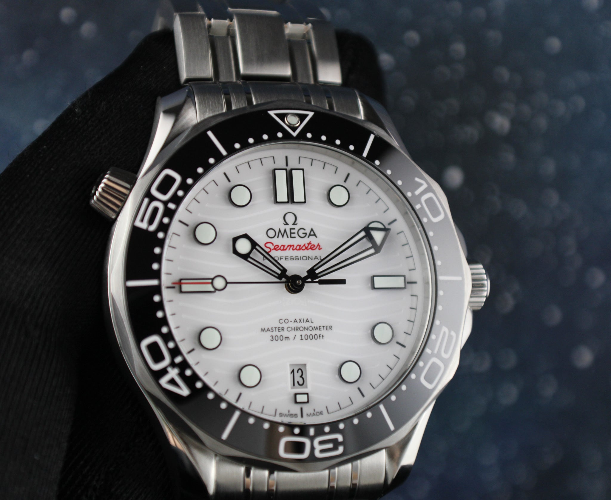 2025 OMEGA Seamaster Diver 300M 210.30.42.20.04.001 White Dial Steel & OEM Nato