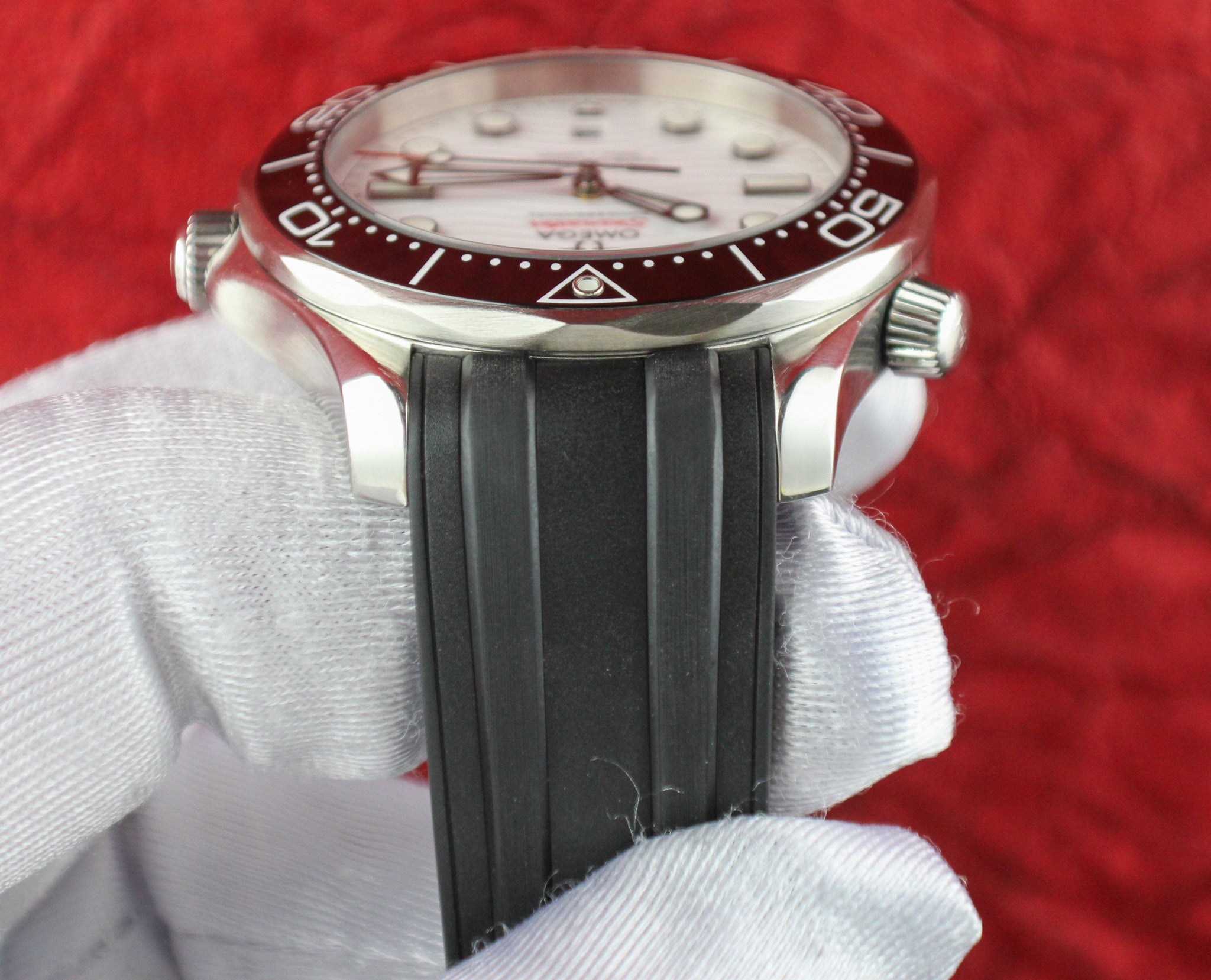 OMEGA Seamaster Diver 300M 210.32.42.20.04.001 White Rubber Deployant Clasp