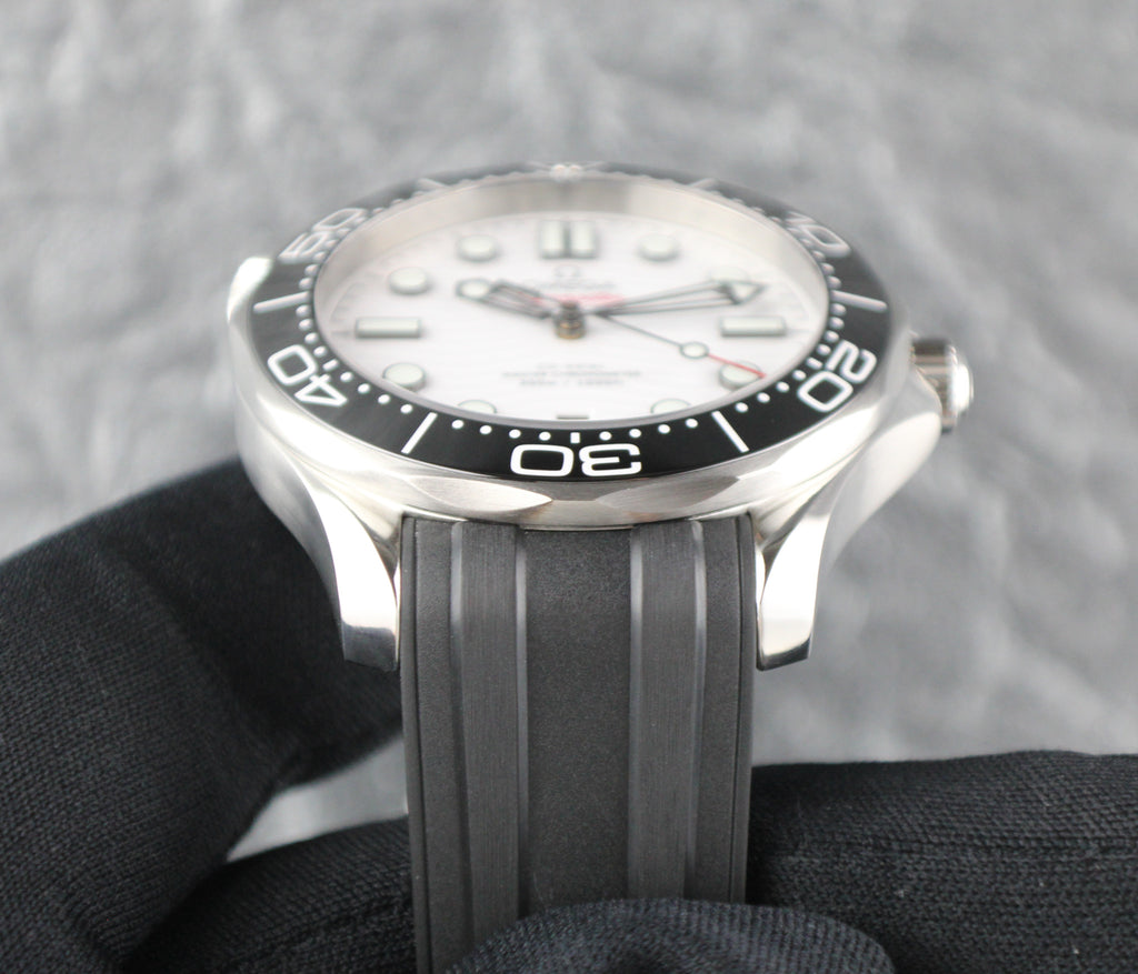 OMEGA Seamaster Diver 300M 210.32.42.20.04.001 White Dial OEM Rubber Strap