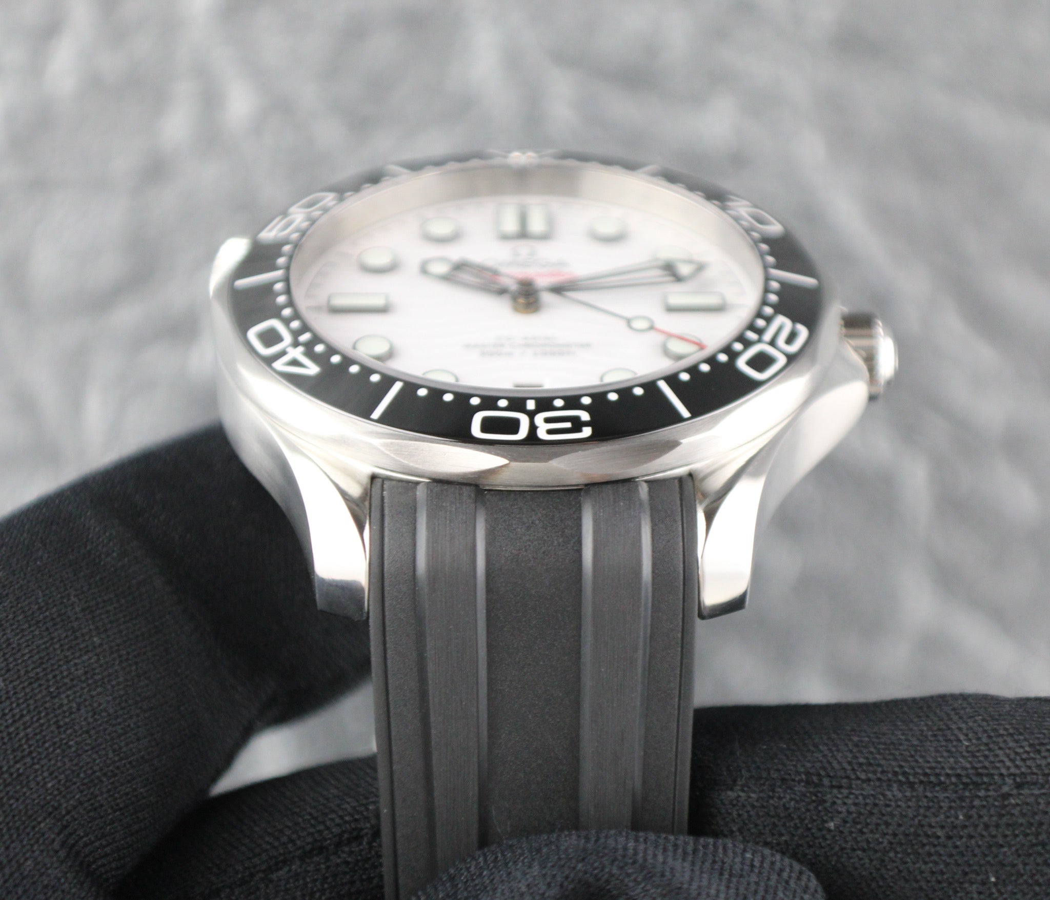 OMEGA Seamaster Diver 300M 210.32.42.20.04.001 White Dial OEM Rubber Strap