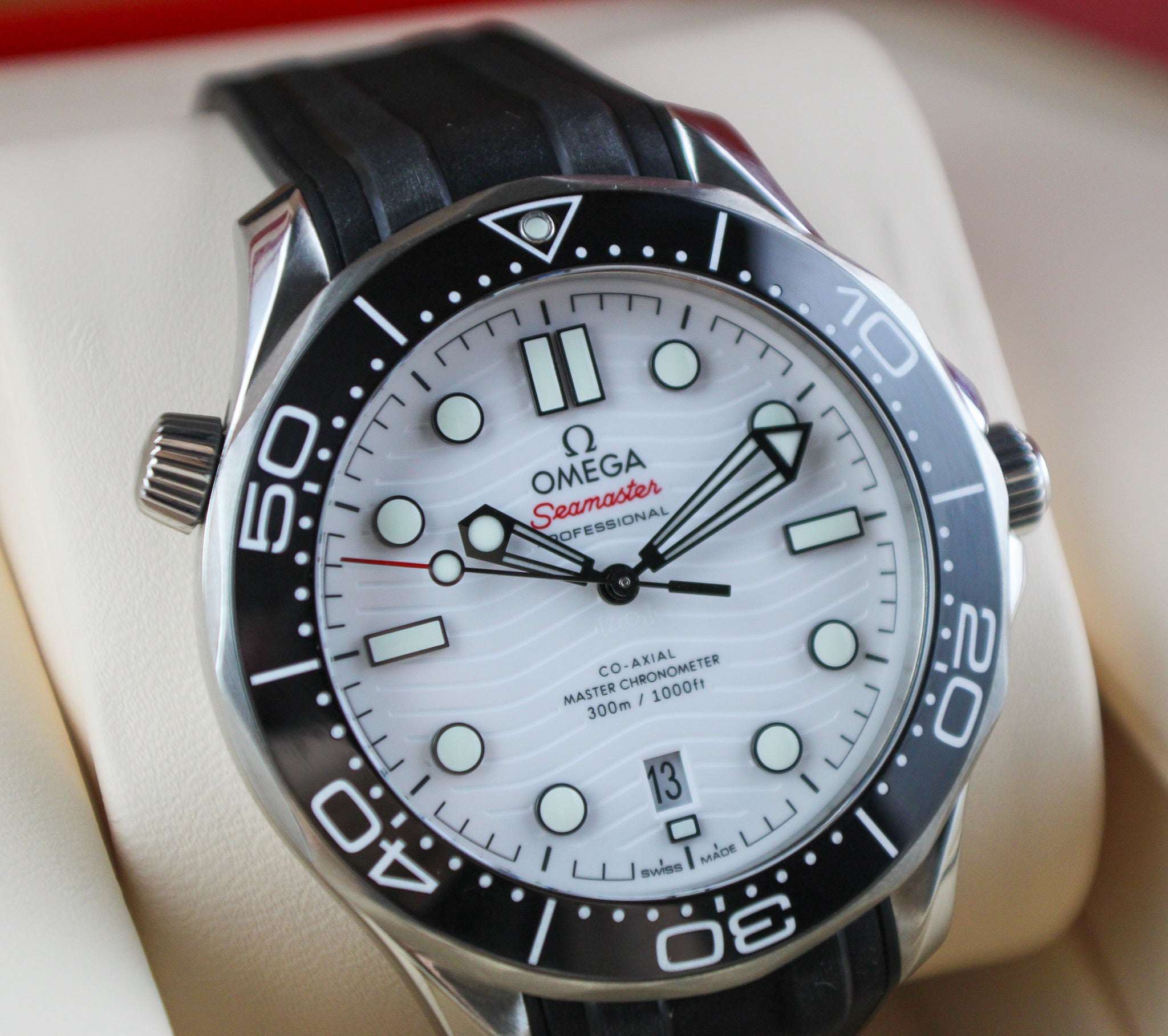 OMEGA Seamaster Diver 300M 210.32.42.20.04.001 White Rubber Deployant Clasp