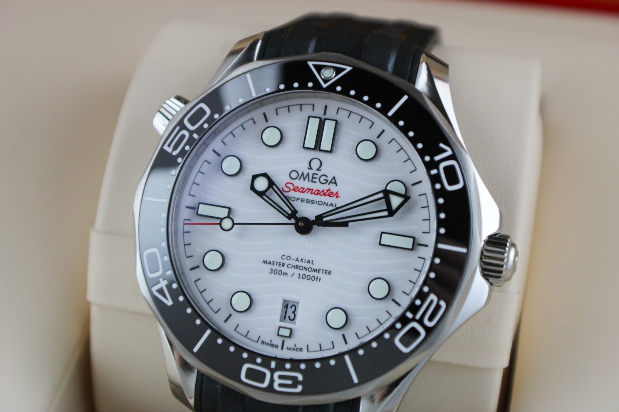 OMEGA Seamaster Diver 300M 210.32.42.20.04.001 White Dial OEM Rubber Strap
