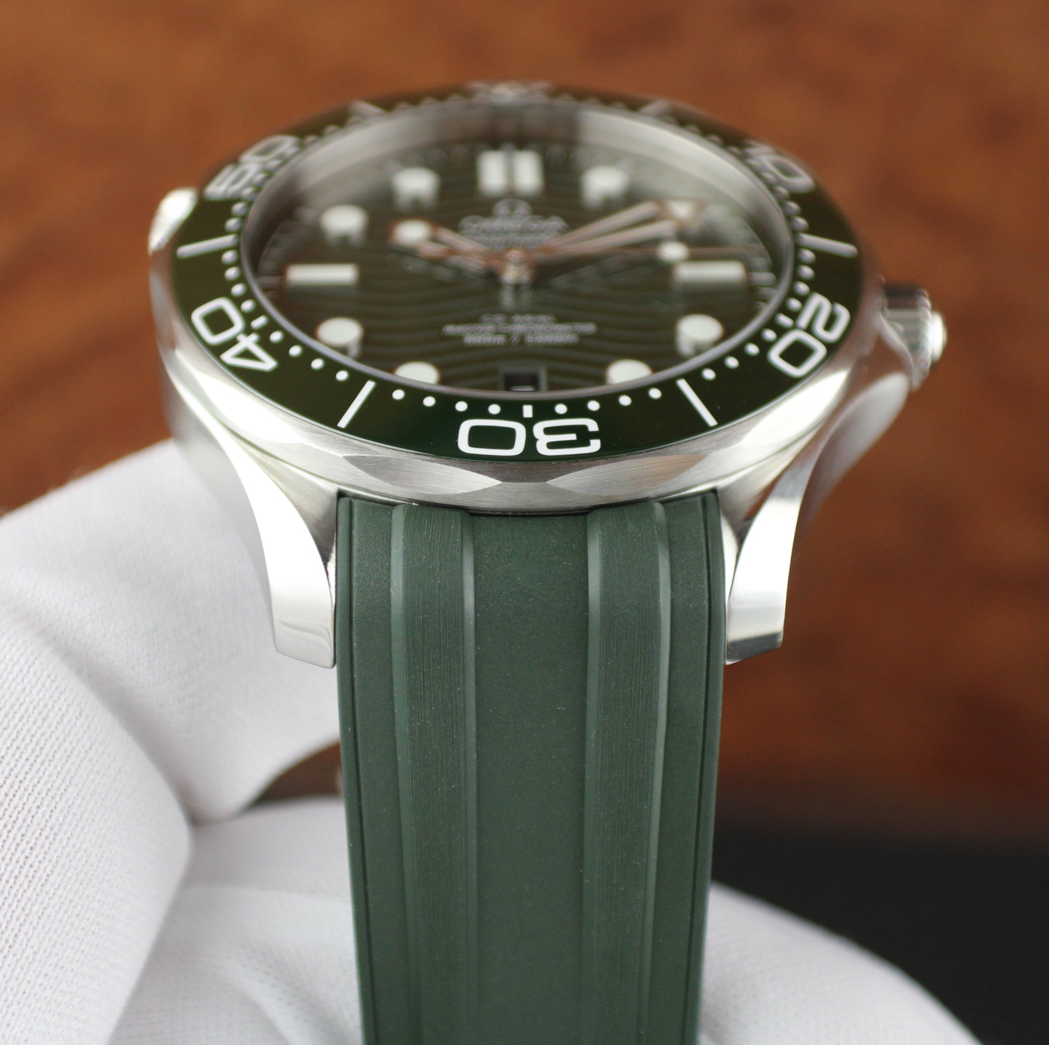 OMEGA Seamaster Diver 300M 210.30.42.20.10.001 Green “Seaweed” Rubber Tang