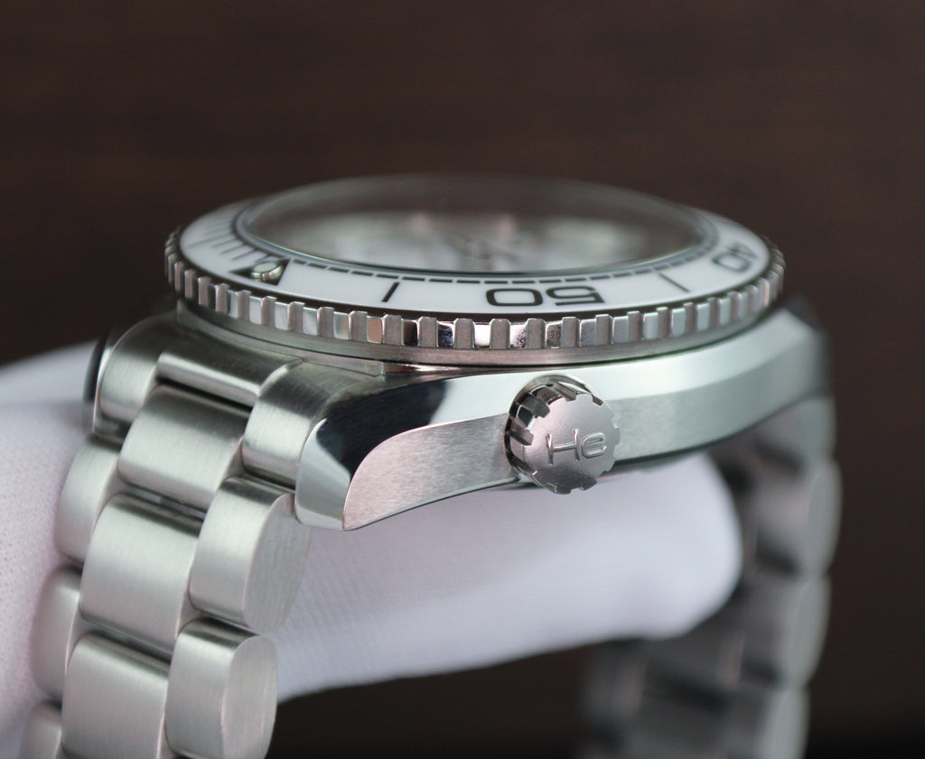 OMEGA Seamaster Planet Ocean 600M 215.30.40.20.04.001 White Dial Ceramic