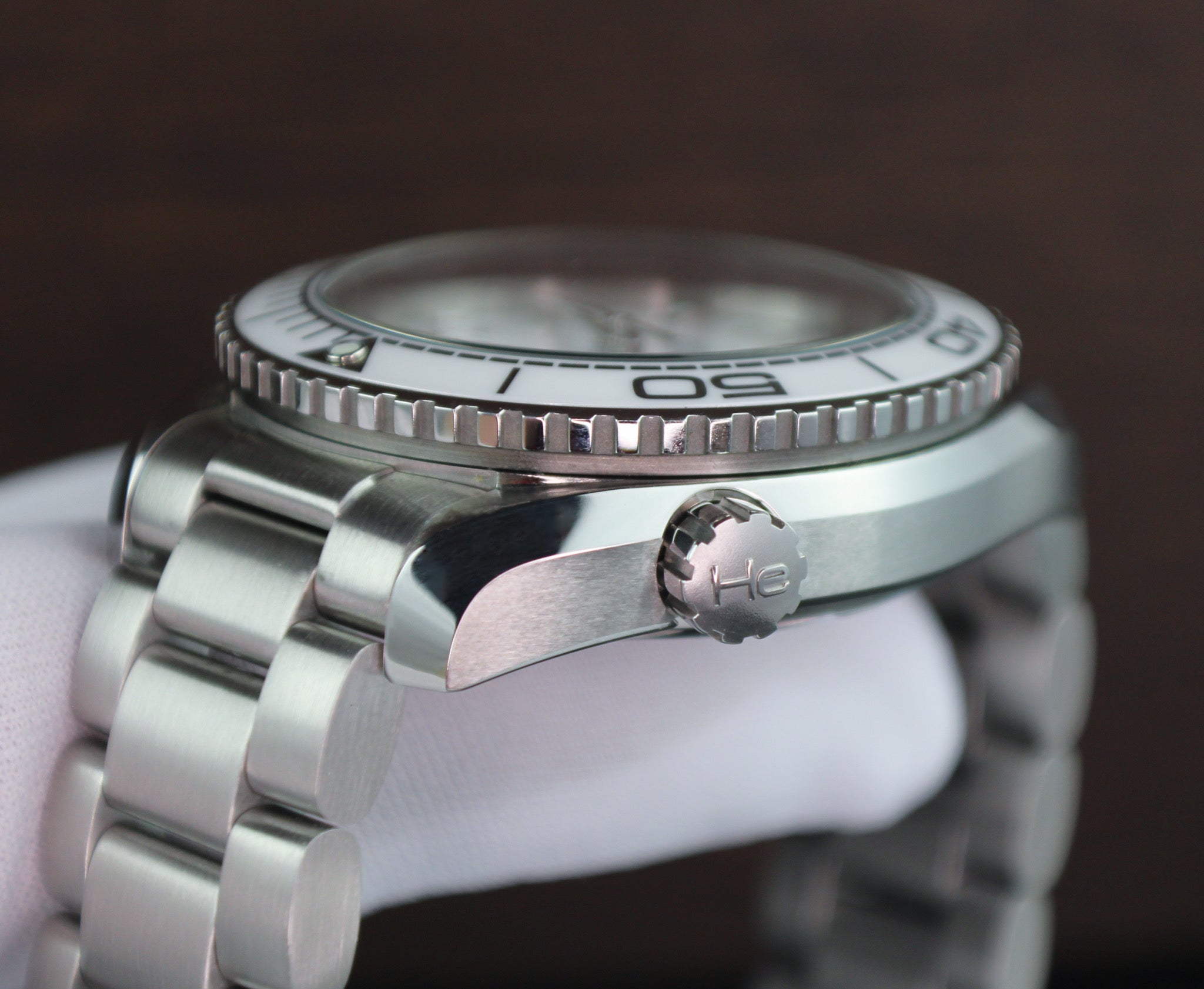 OMEGA Seamaster Planet Ocean 600M 215.30.40.20.04.001 White Dial Ceramic