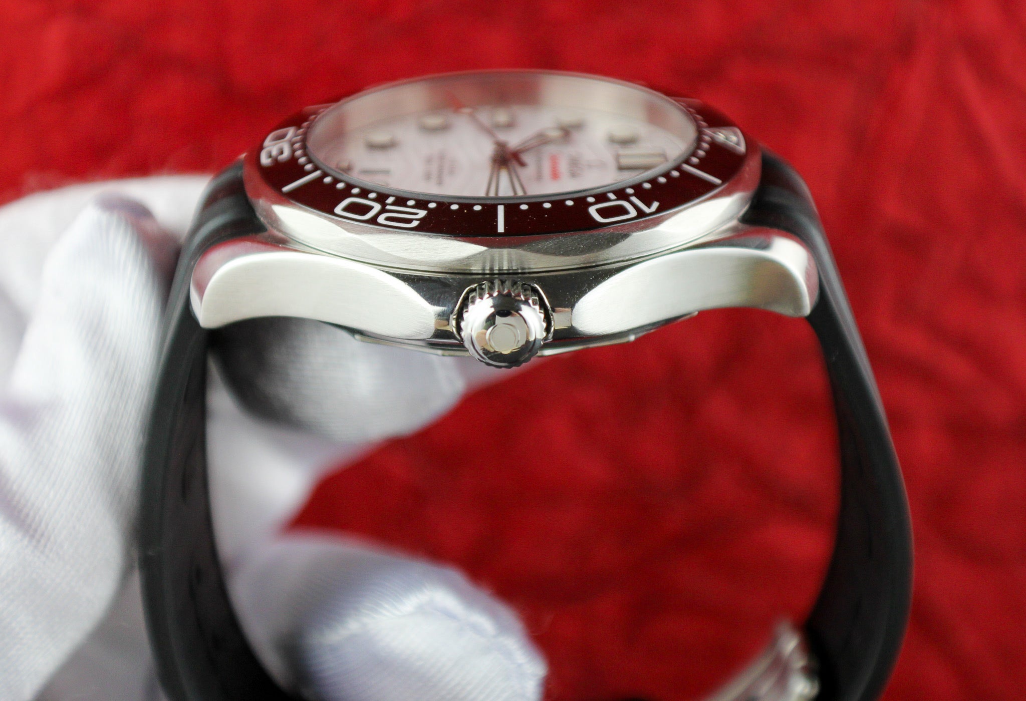 OMEGA Seamaster Diver 300M 210.32.42.20.04.001 White Rubber Deployant Clasp