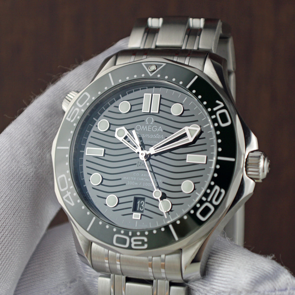 2025 OMEGA Seamaster Diver 300M 210.30.42.20.10.001 Green “Seaweed”