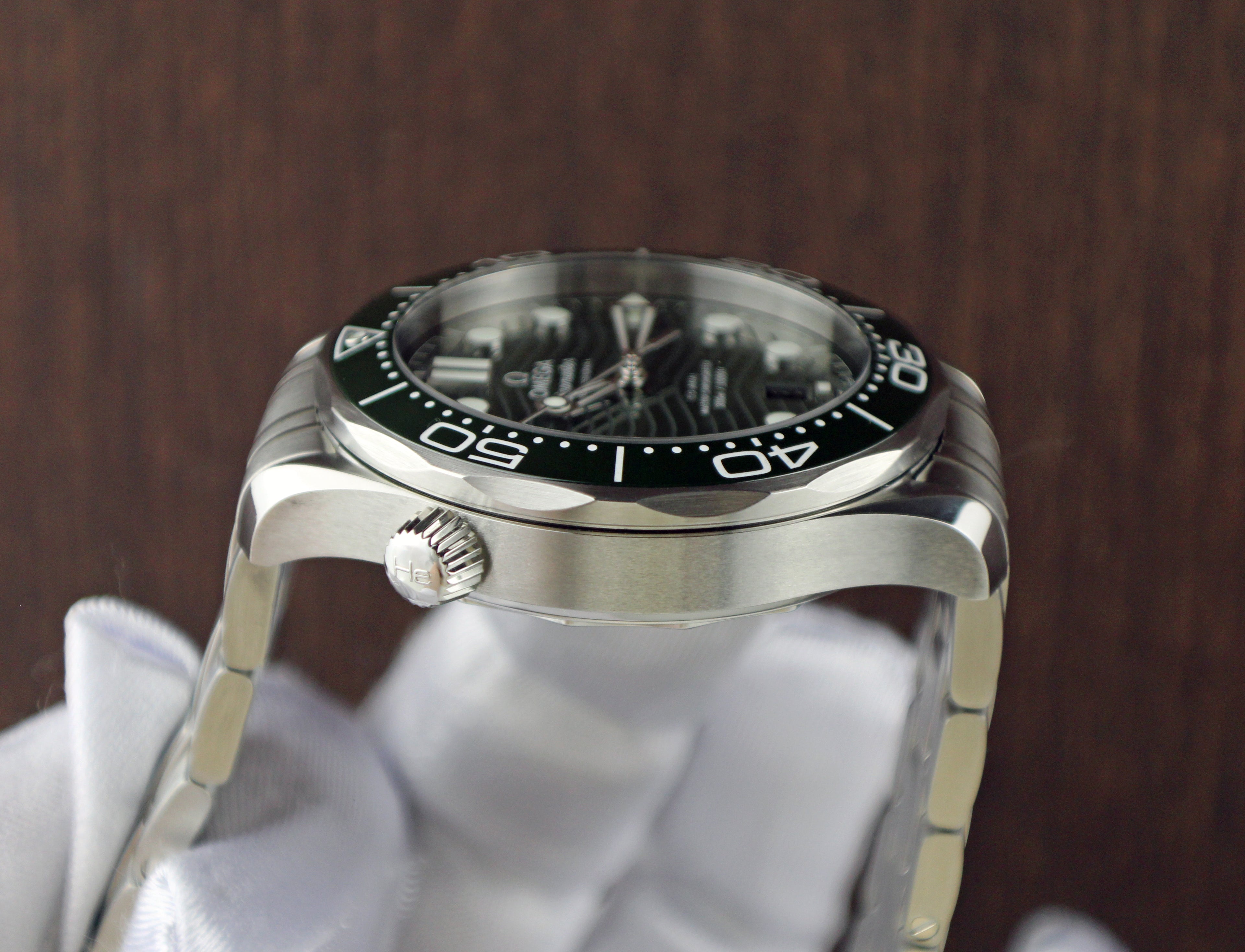 2025 OMEGA Seamaster Diver 300M 210.30.42.20.10.001 Green “Seaweed”