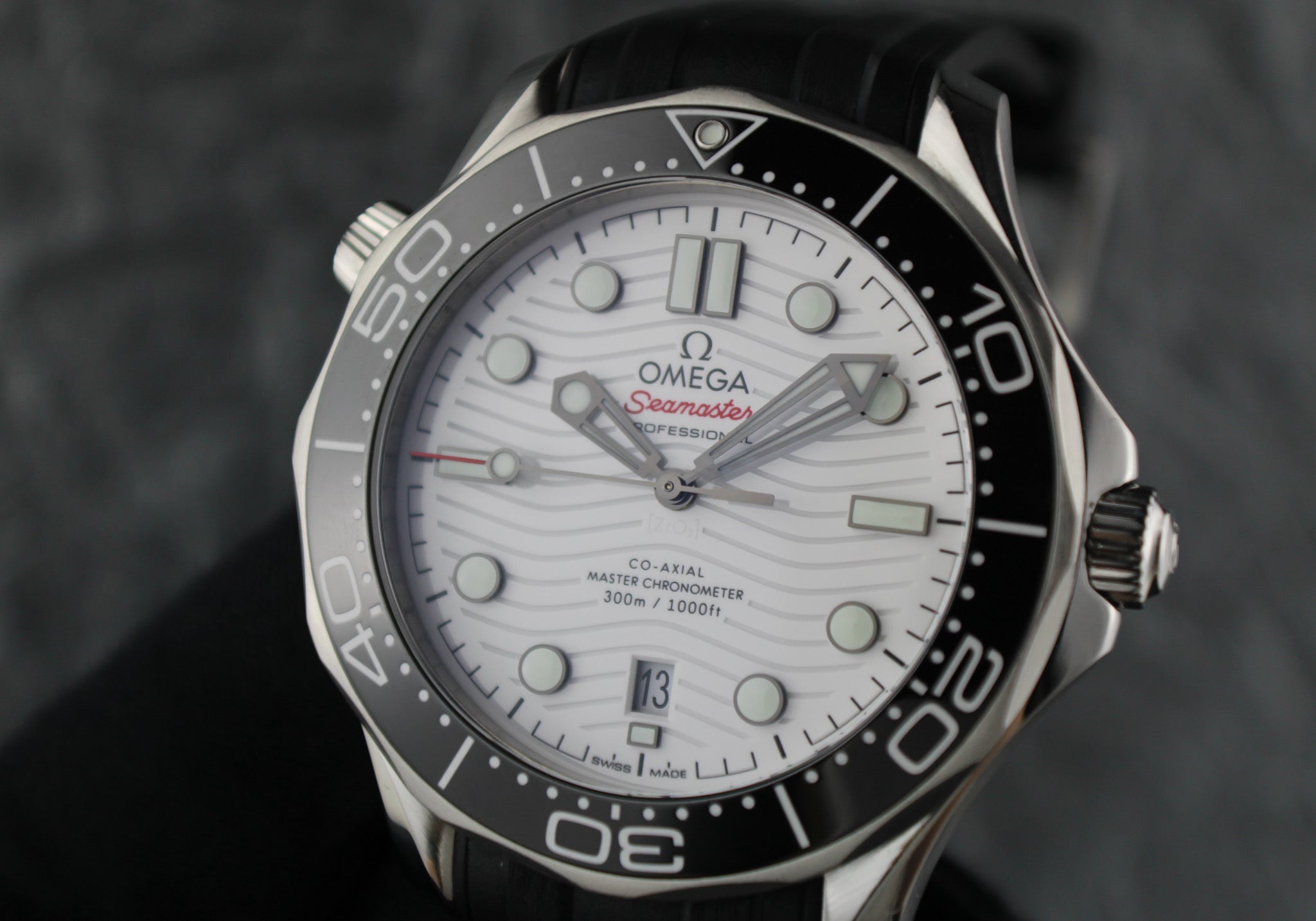 OMEGA Seamaster Diver 300M 210.32.42.20.04.001 White Dial OEM Rubber Strap