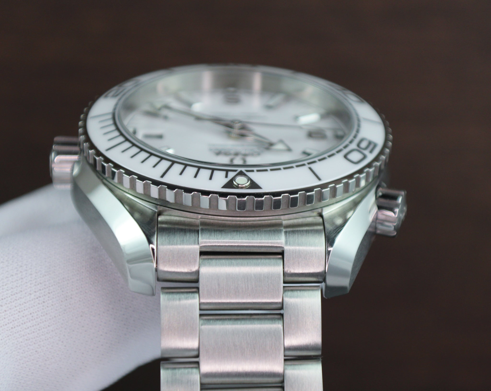 OMEGA Seamaster Planet Ocean 600M 215.30.40.20.04.001 White Dial Ceramic