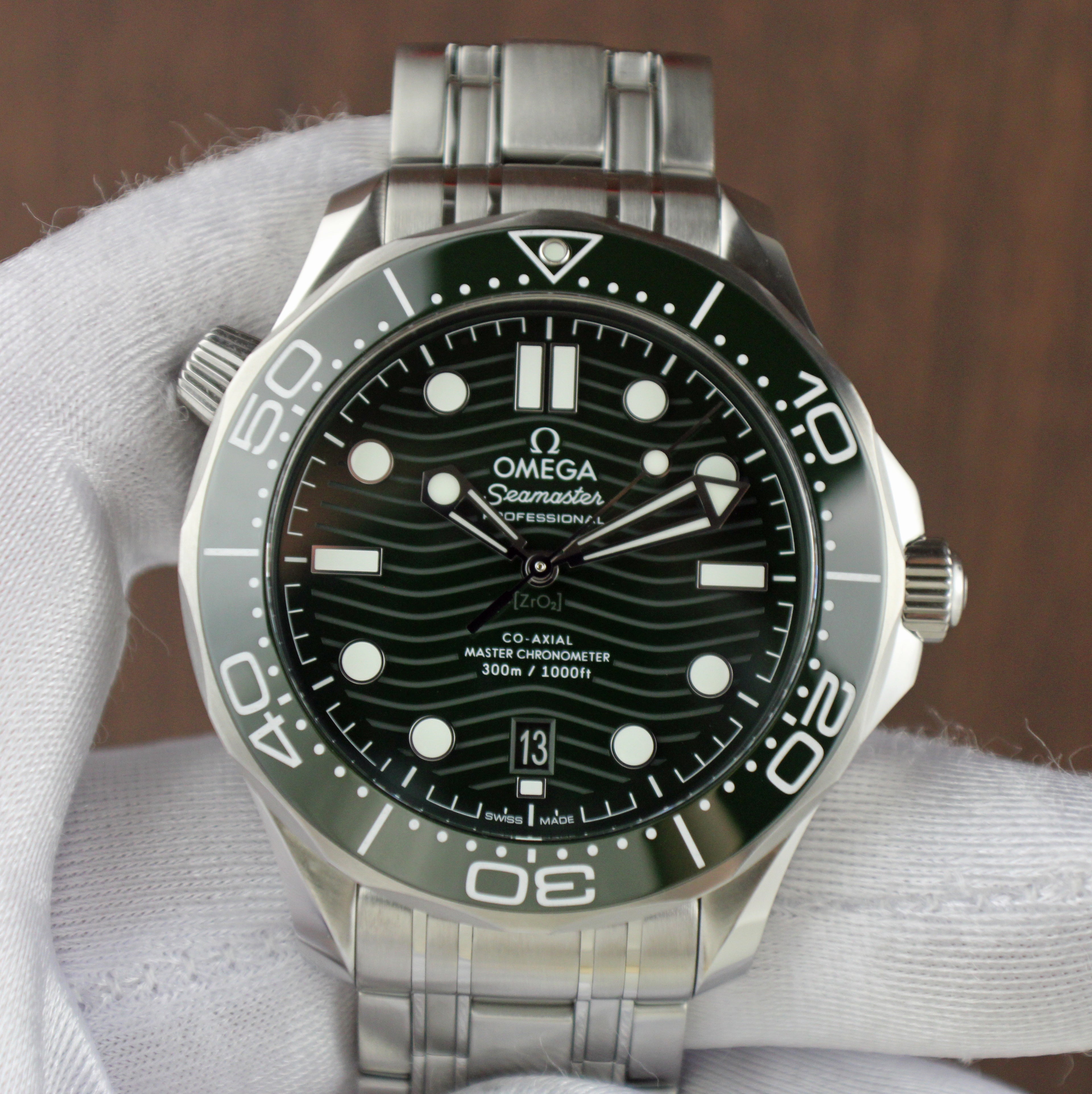 2025 OMEGA Seamaster Diver 300M 210.30.42.20.10.001 Green “Seaweed”