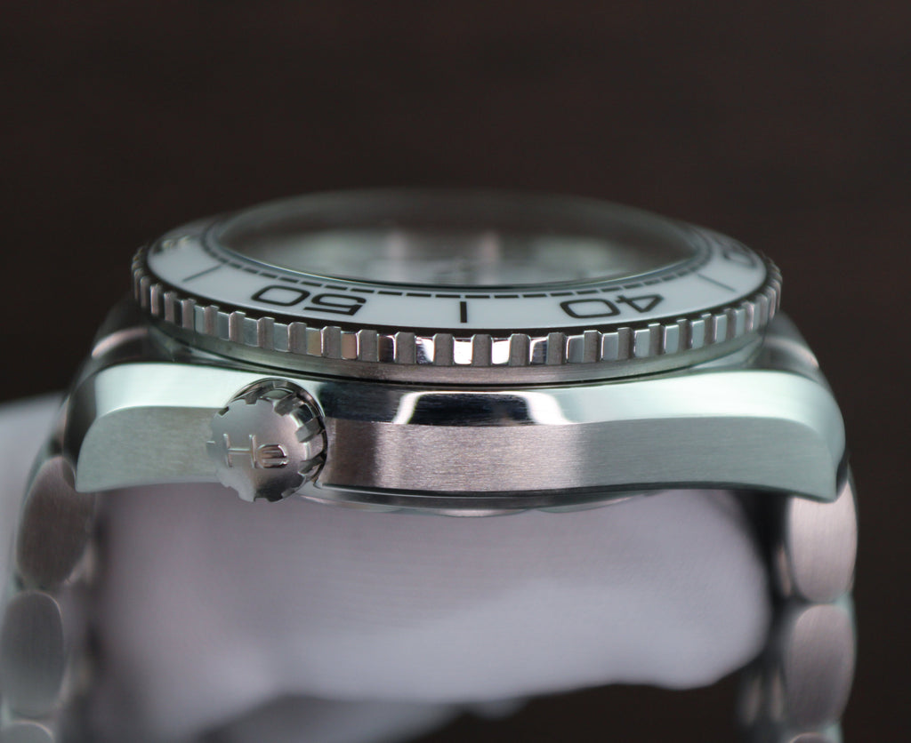 OMEGA Seamaster Planet Ocean 600M 215.30.40.20.04.001 White Dial Ceramic