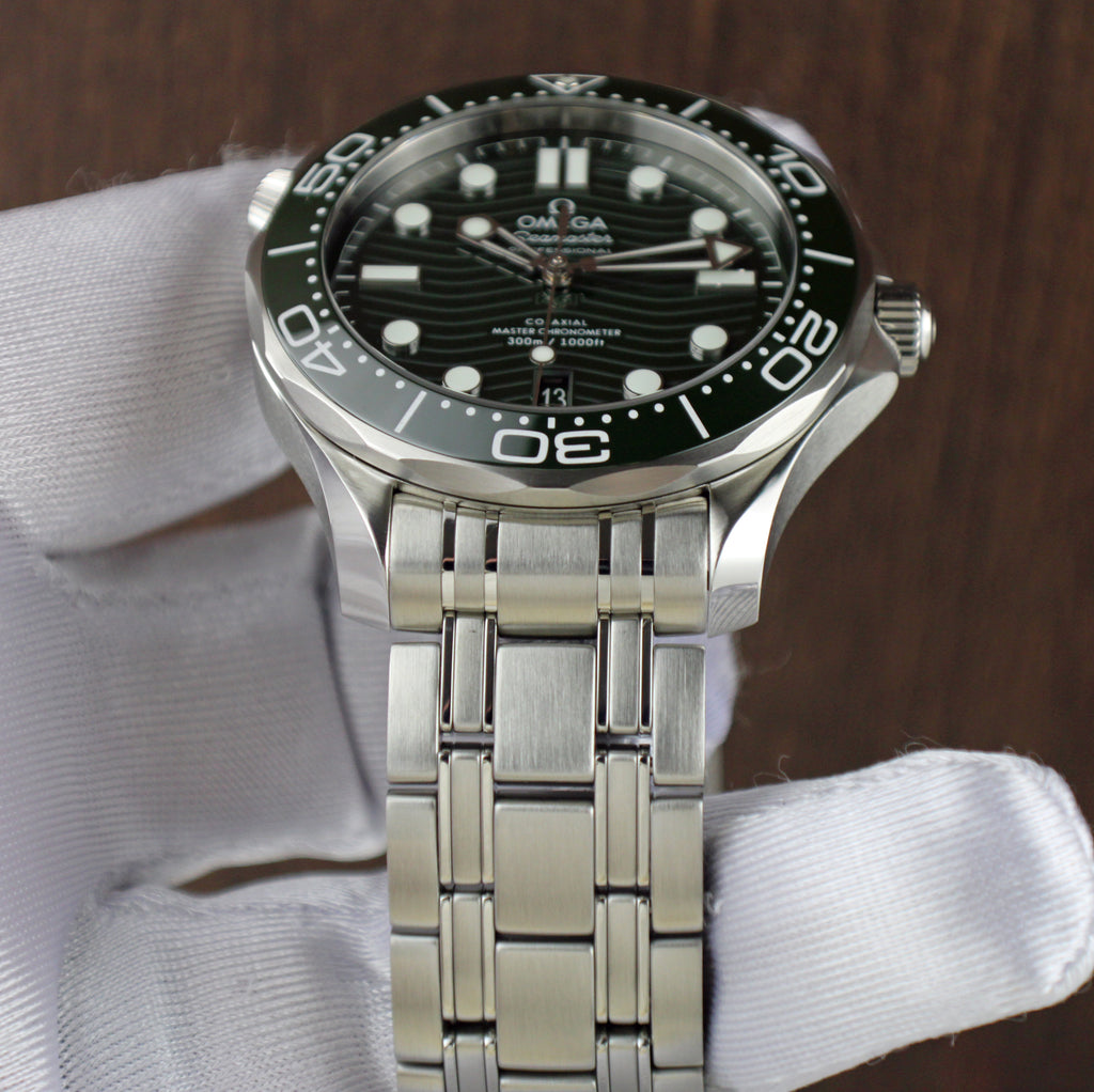 2025 OMEGA Seamaster Diver 300M 210.30.42.20.10.001 Green “Seaweed”