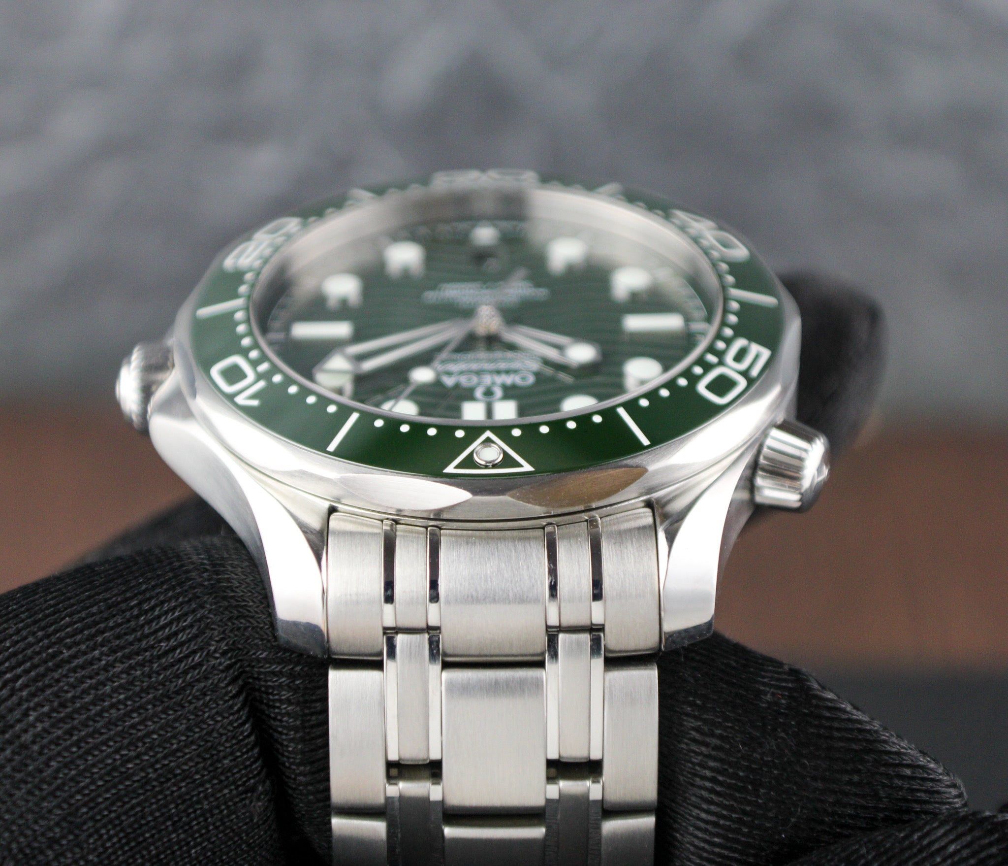 OMEGA Seamaster Diver 300M 210.30.42.20.10.001 Green “Seaweed” Steel & Rubber Deployant