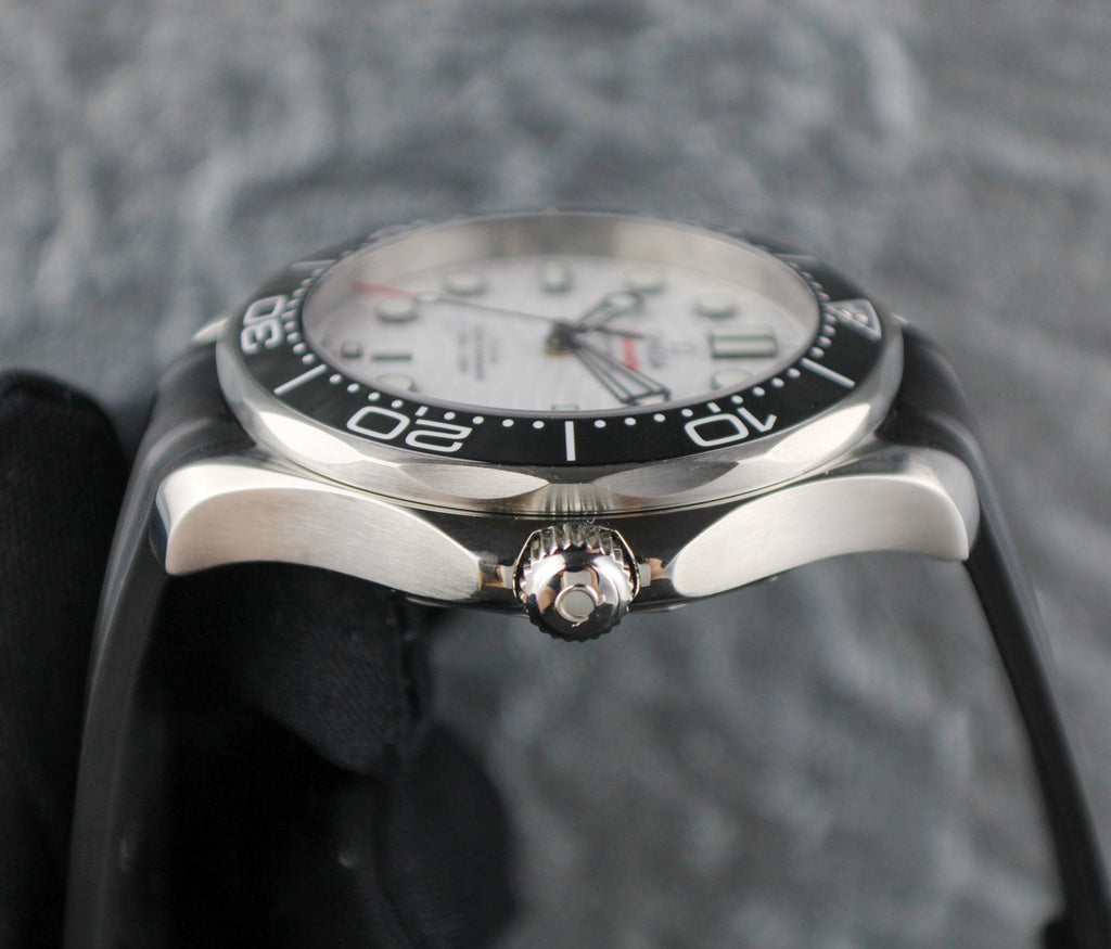 OMEGA Seamaster Diver 300M 210.32.42.20.04.001 White Dial OEM Rubber Strap