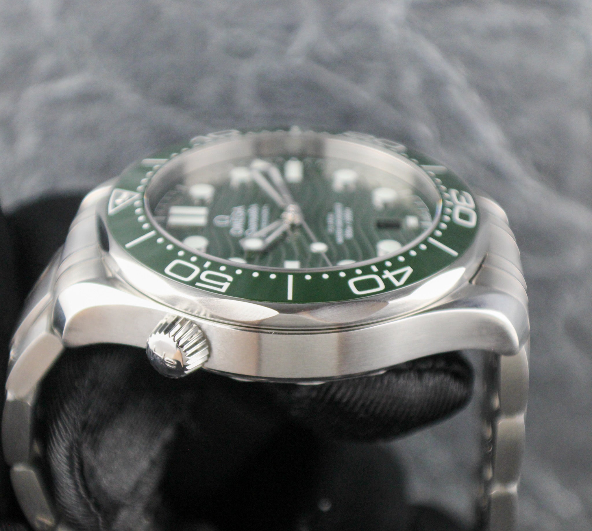 OMEGA Seamaster Diver 300M 210.30.42.20.10.001 Green “Seaweed” Steel & Rubber Deployant
